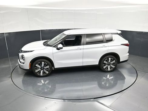 Used 2025 Mitsubishi Outlander AWD image 46