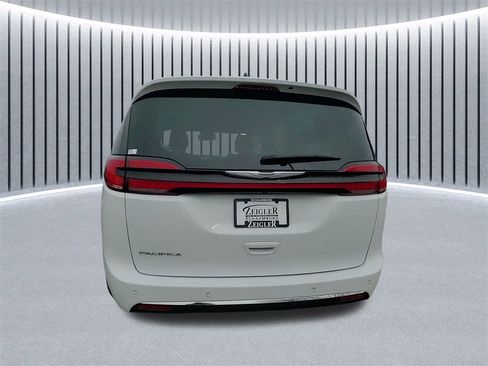 Used 2023 Chrysler Pacifica Touring-L image 10