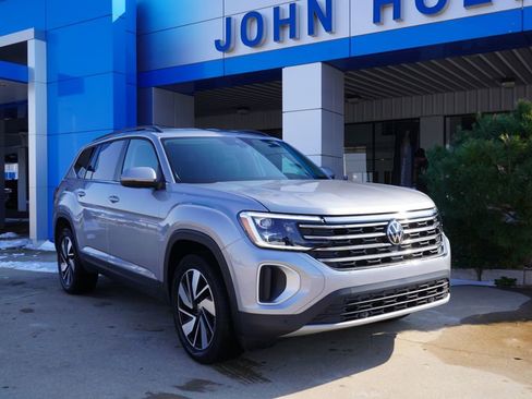 Used 2025 Volkswagen Atlas SE image 2