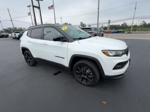 Used 2023 Jeep Compass Latitude w/ Convenience Group AWD/4WD image 2