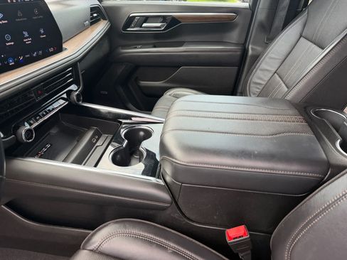 Used 2025 Chevrolet Tahoe High Country AWD/4WD image 13