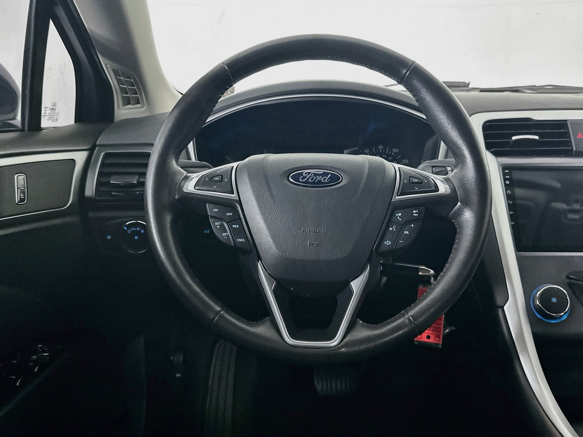 Used 2015 Ford Fusion SE w/ Equipment Group 201A FWD image 17