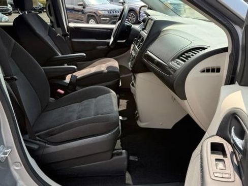Used 2018 Dodge Grand Caravan SE w/ UConnect Hands-Free Group FWD image 19