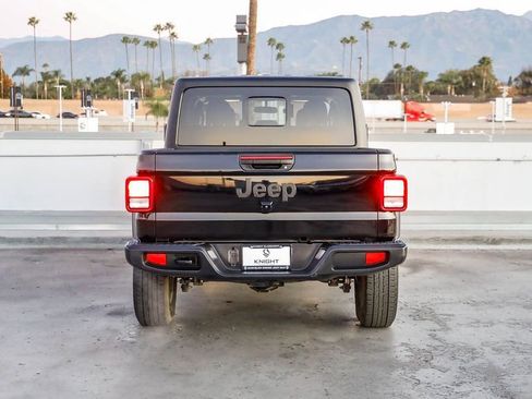 Used 2023 Jeep Gladiator Sport image 8
