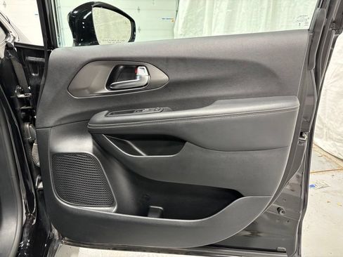 Used 2025 Chrysler Pacifica Select FWD image 53