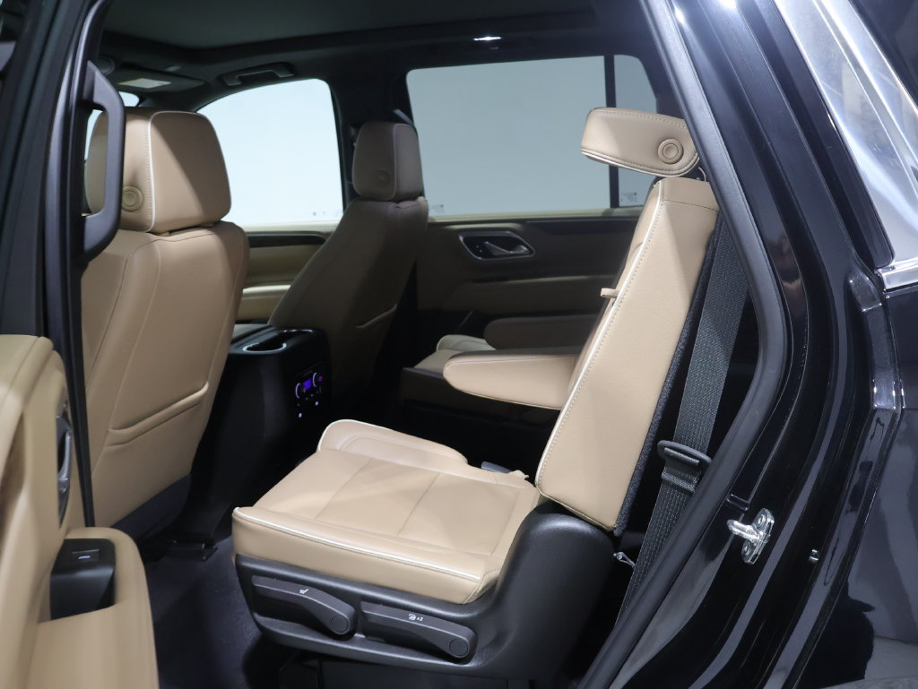 Used 2021 Chevrolet Tahoe Premier w/ Premium Package AWD/4WD image 19