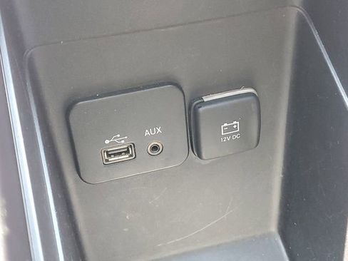 Used 2016 Chrysler 200 Limited image 23