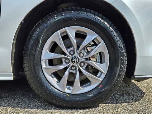 Used 2023 Toyota Sienna XLE FWD image 11