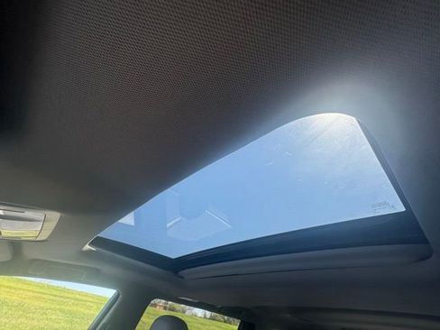 Used 2017 Toyota Highlander Limited w/ Carpet Mat Package image 31