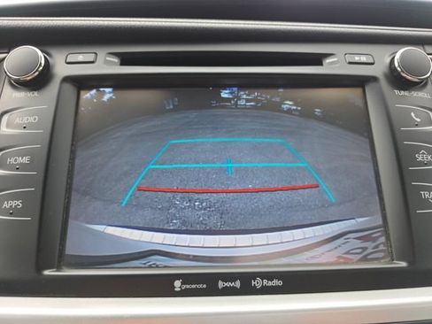 Used 2017 Toyota Highlander Plus FWD image 33