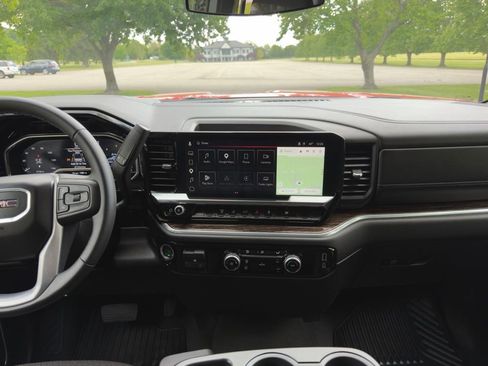 Used 2025 GMC Sierra 2500 SLE AWD/4WD image 3