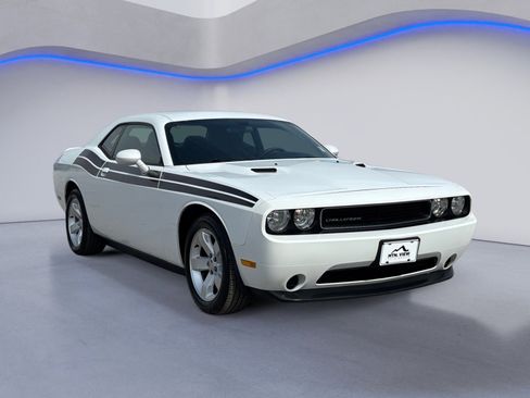 Used 2012 Dodge Challenger SXT image 8