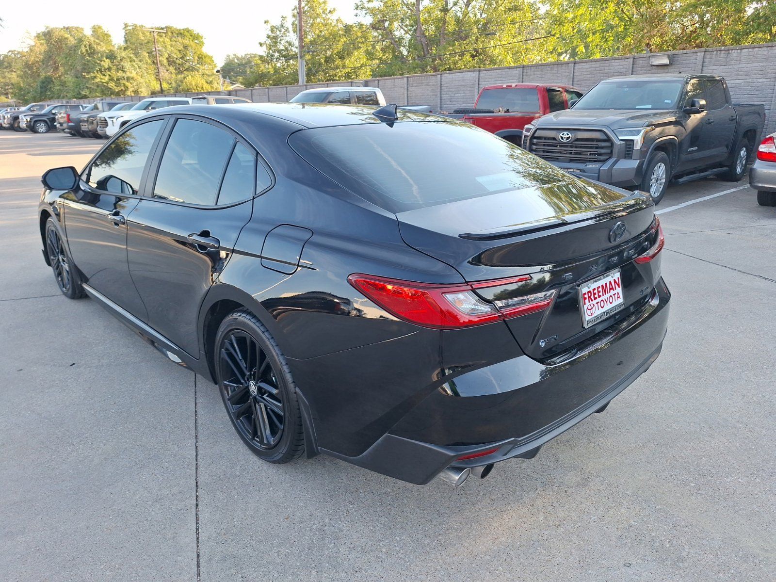 Used 2025 Toyota Camry SE w/ Convenience Package FWD image 4