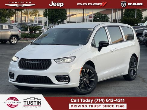 New 2026 Chrysler Pacifica Select FWD image 1
