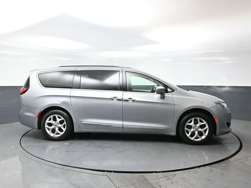 Used 2018 Chrysler Pacifica Touring-L w/ Tire & Wheel Group image 2