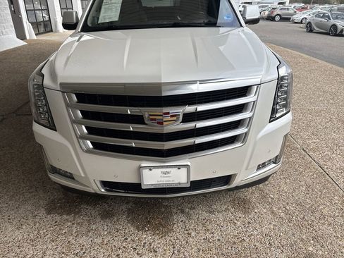 Used 2017 Cadillac Escalade ESV Luxury image 32
