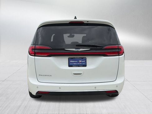 Used 2023 Chrysler Pacifica Touring-L FWD image 6