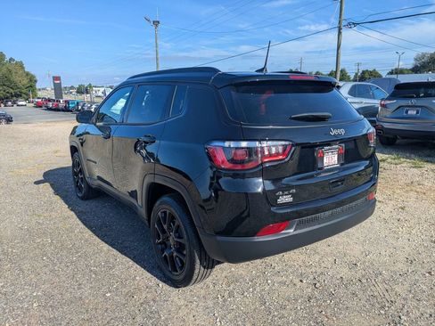 Used 2025 Jeep Compass Latitude w/ Convenience Group AWD/4WD image 5