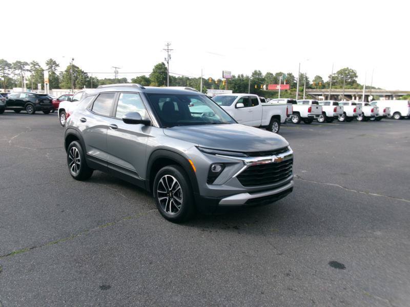 Used 2025 Chevrolet TrailBlazer LT AWD/4WD image 4