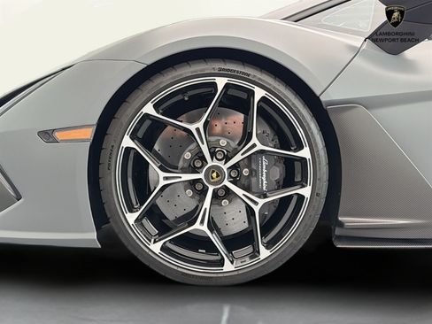 Used 2025 Lamborghini Revuelto AWD/4WD image 17