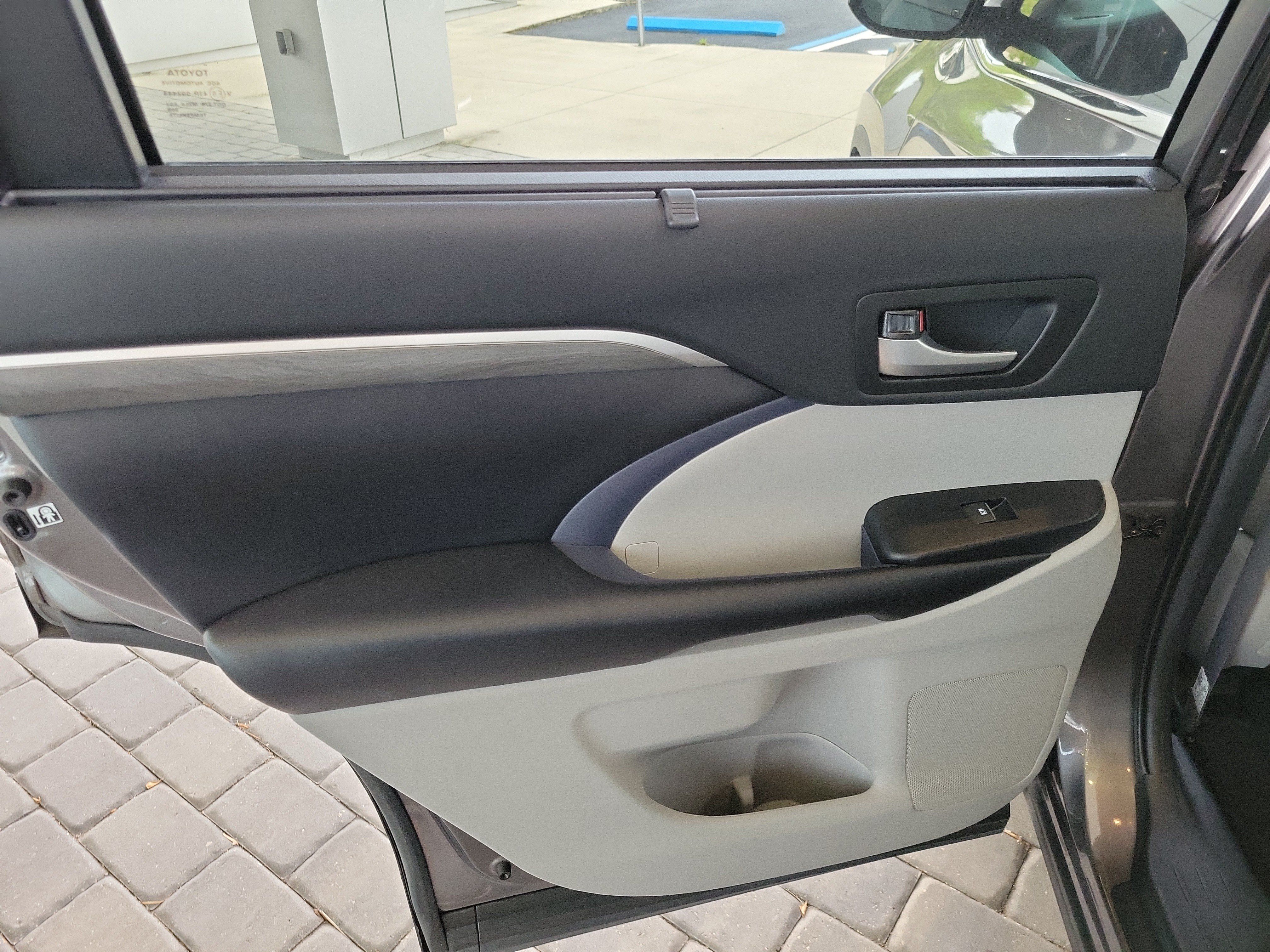 Used 2019 Toyota Highlander Limited FWD image 29