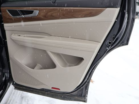 Used 2024 Volkswagen Atlas SE image 13