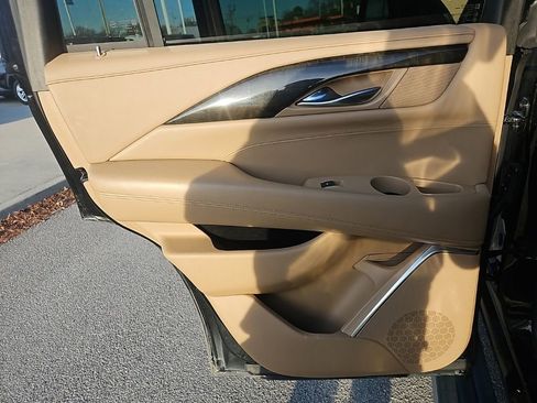 Used 2019 Cadillac Escalade Platinum image 28