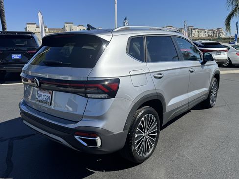 Used 2025 Volkswagen Taos SE image 7