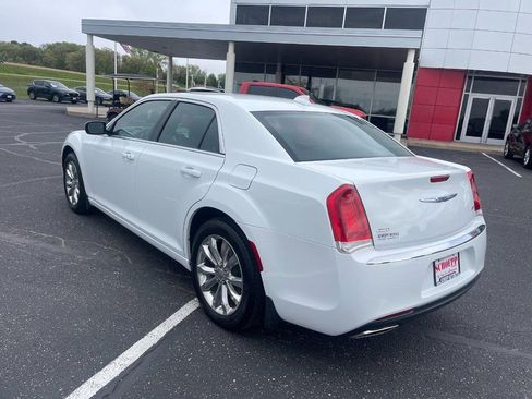 Used 2019 Chrysler 300 Touring w/ Driver Convenience Group AWD/4WD image 5