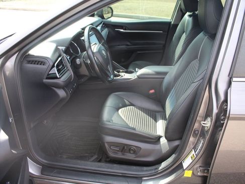 Used 2019 Toyota Camry SE image 4