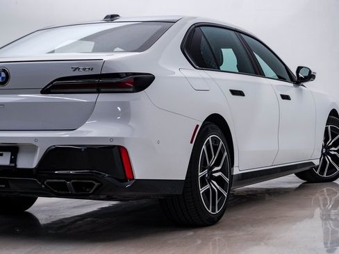 Used 2025 BMW 760i xDrive image 10