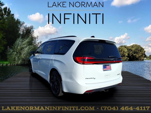Used 2024 Chrysler Pacifica Limited w/ Uconnect Theater Family Group FWD image 22