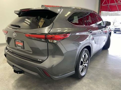 Used 2022 Toyota Highlander XLE image 3