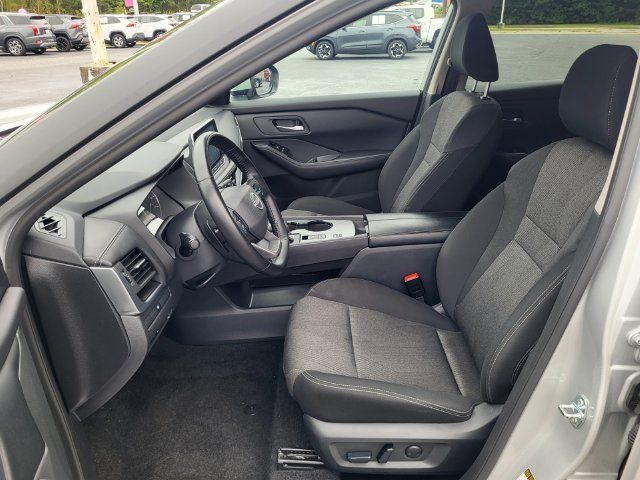 Used 2025 Nissan Rogue SV FWD image 11