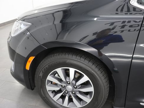 Used 2020 Chrysler Pacifica Touring-L Plus FWD image 32