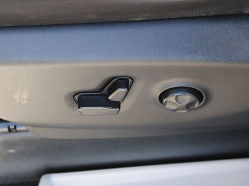 Used 2023 Chrysler Voyager LX FWD image 18