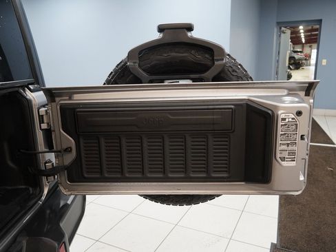 Used 2020 Jeep Wrangler Unlimited Sahara image 14