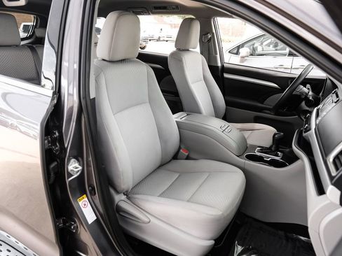 Used 2019 Toyota Highlander LE FWD image 34