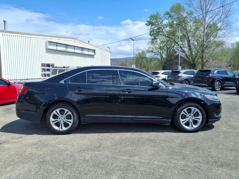 Used 2018 Ford Taurus SE image 2