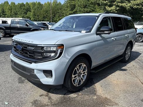 Used 2025 Ford Expedition Active AWD/4WD image 3
