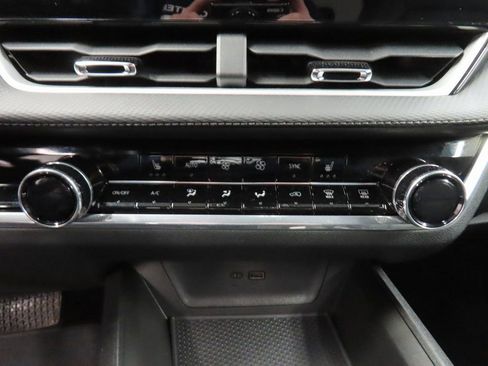 Used 2025 Chevrolet Equinox LT w/ Convenience Package II image 42