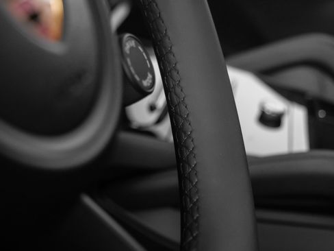 Used 2025 Porsche Cayenne image 28