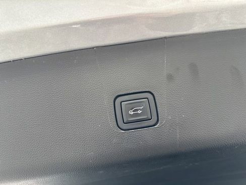 Used 2023 Chevrolet Traverse LT FWD image 28