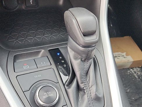 Used 2022 Toyota RAV4 XLE image 14