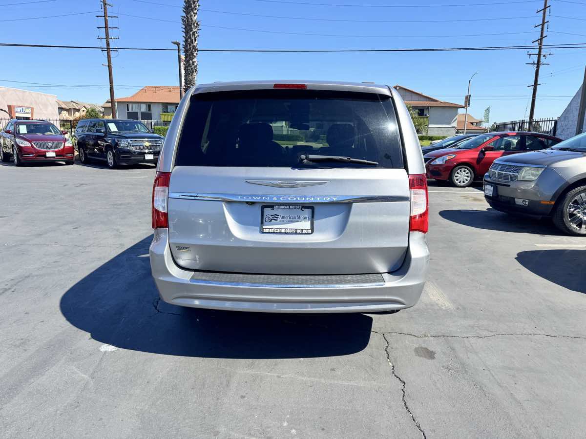 Used 2016 Chrysler Town & Country Touring FWD image 3