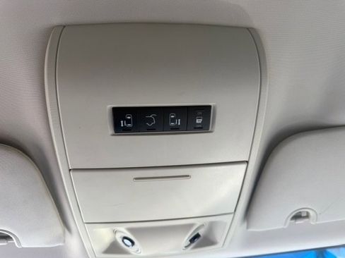 Used 2010 Volkswagen Routan SE image 17
