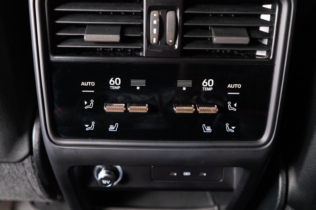 Certified 2025 Porsche Cayenne AWD/4WD image 35