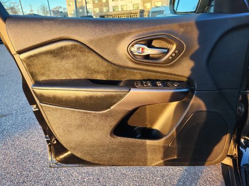 Used 2020 Jeep Cherokee Limited image 19