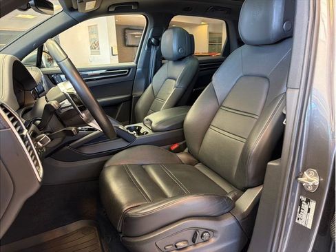Used 2023 Porsche Cayenne AWD/4WD image 11