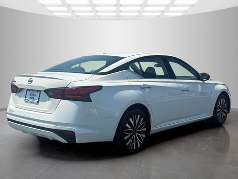 Used 2025 Nissan Altima 2.5 SV FWD image 3